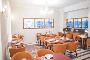 Daily buffet breakfast for a fee - Little Palace (Nice)