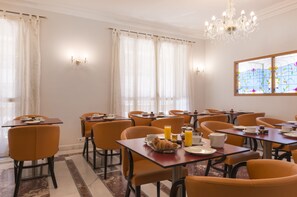 Frokostbuffé hver dag (EUR 8 per person)