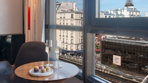 Double Privilege Room Eiffel Tower view 5th and 6th floor | Safe på rommet, lydisolert, wi-fi (inkludert) og sengetøy