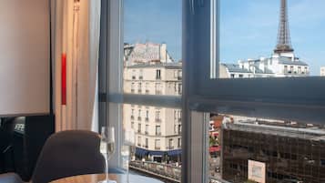 Double Privilege Room Eiffel Tower view 5th and 6th floor | Caja fuerte, sistema de insonorización, wifi gratis y ropa de cama