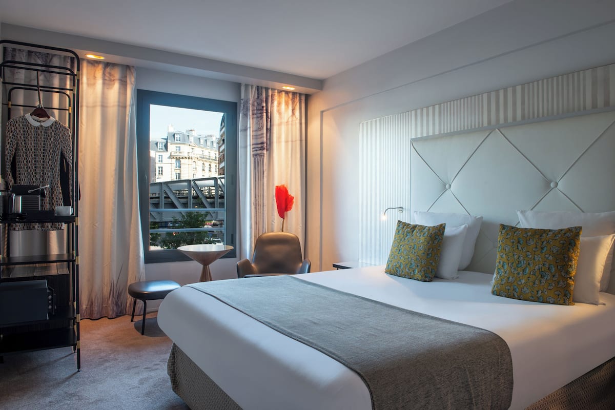 In-room safe, soundproofing, free WiFi, bed sheets