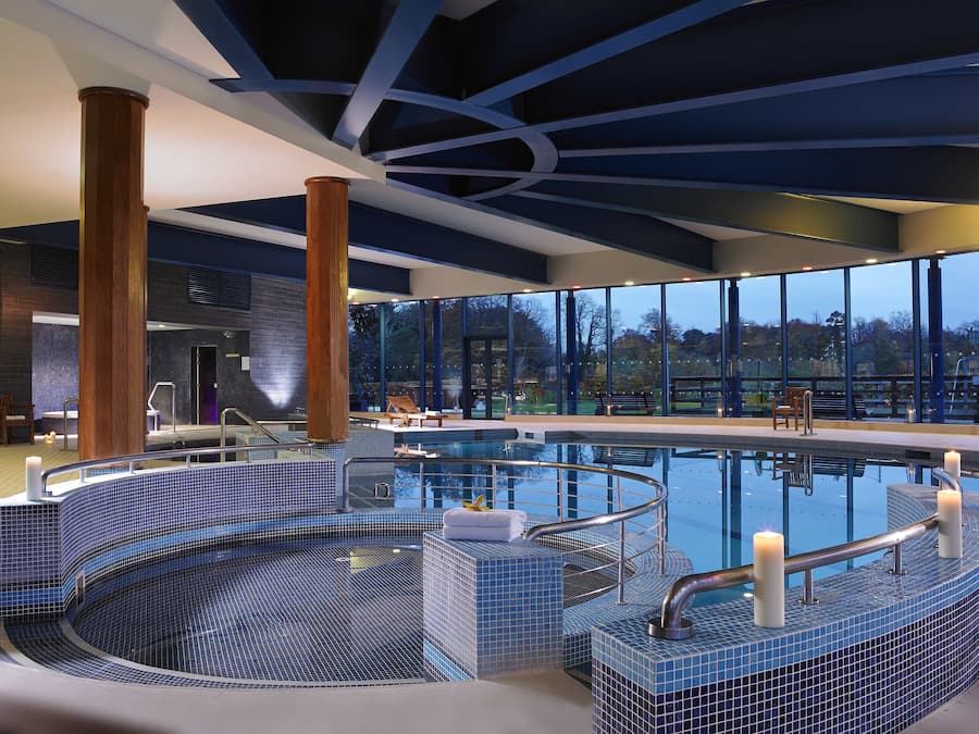 Innendørsbasseng og solsenger