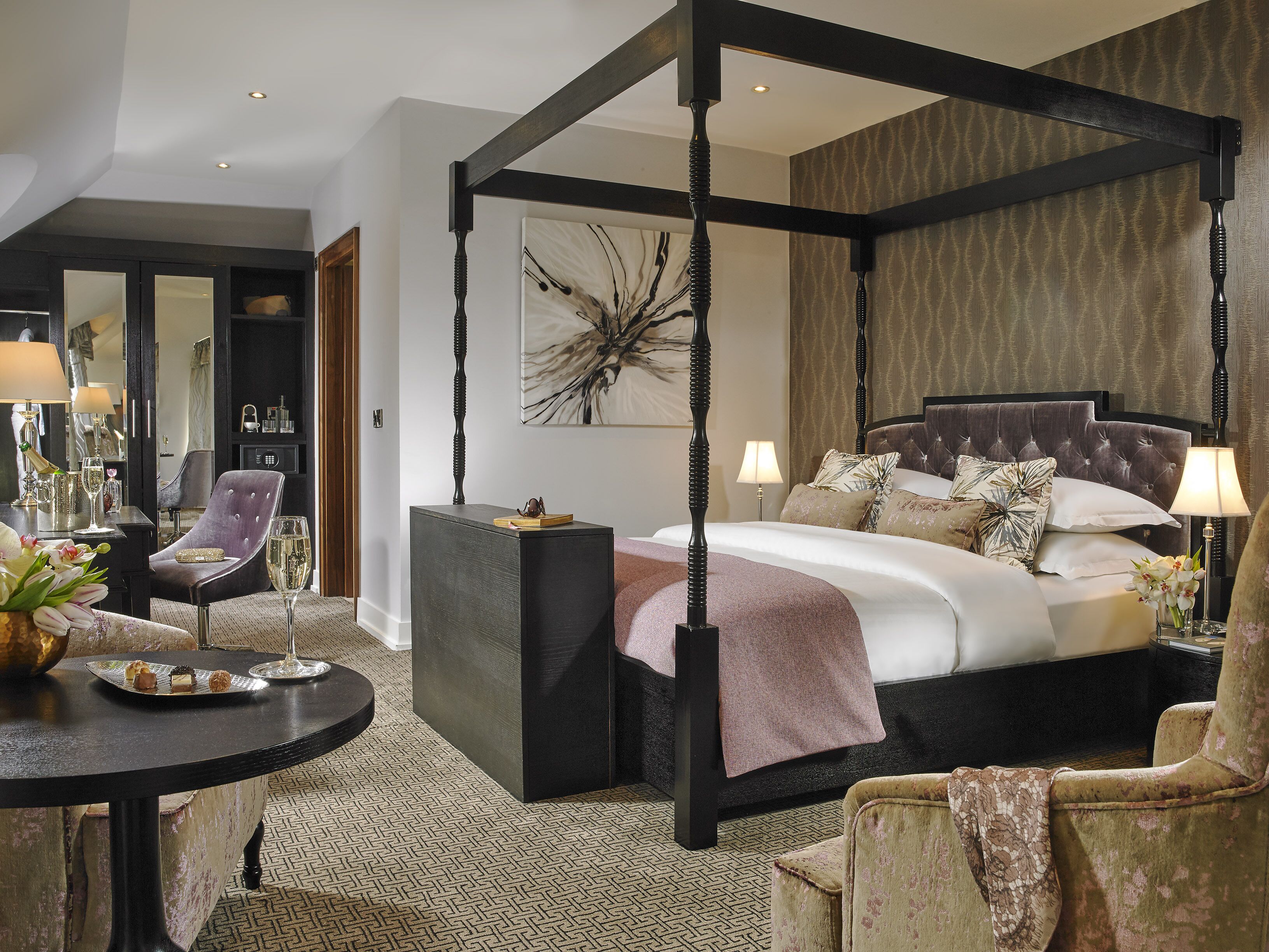 deluxe suite, 1 king bed, corner | 1 bedroom, hypo-allergenic bedding, in-room safe, desk