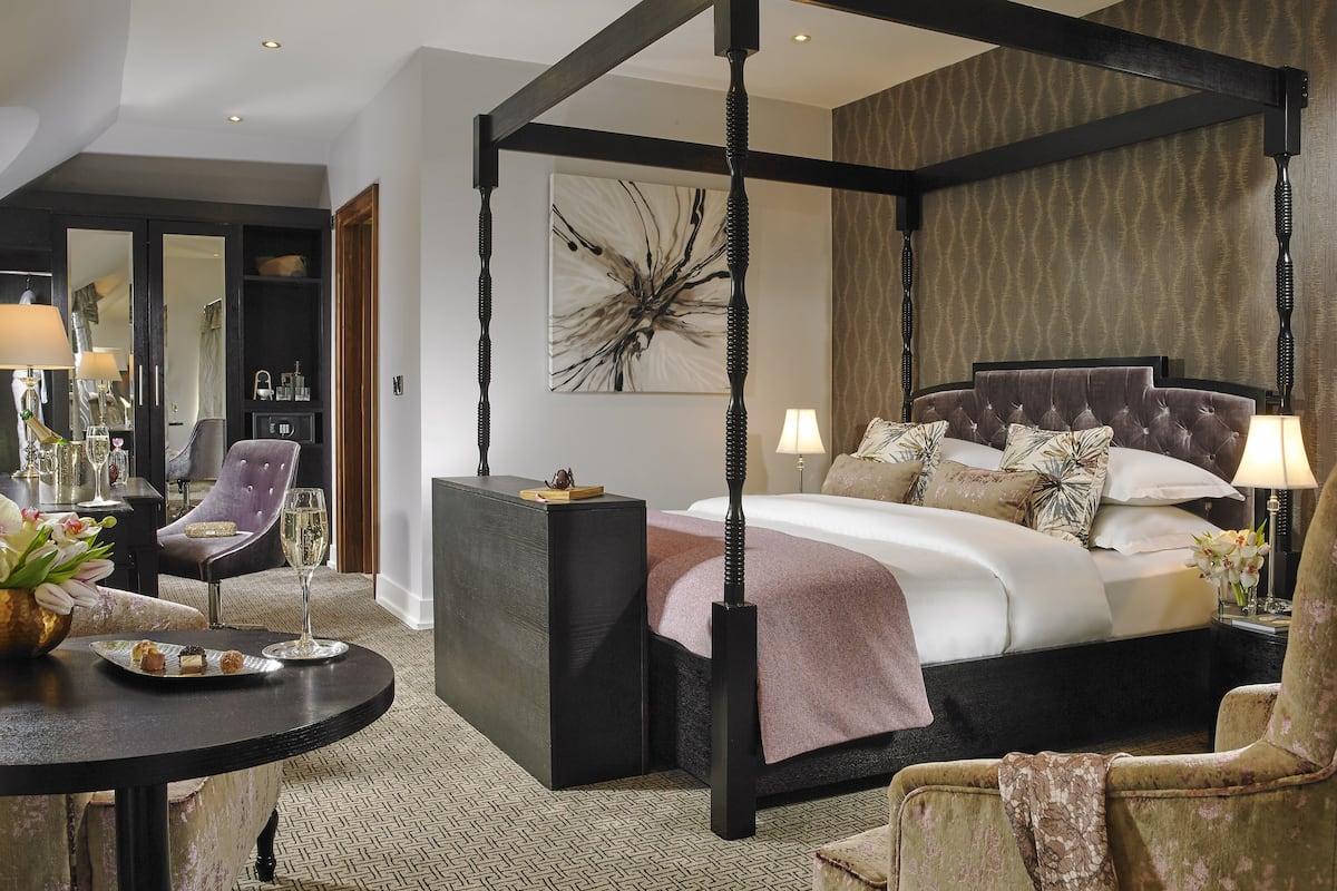 deluxe suite, 1 king bed, corner | 1 bedroom, hypo-allergenic bedding, in-room safe, desk