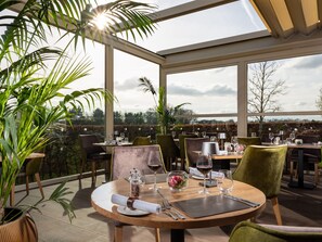 2 restaurants, breakfast, lunch, dinner served; international cuisine  - Castleknock Hotel (Diswellstown)