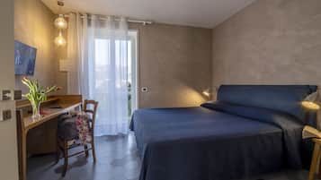 Chambre Design, 1 trĂšs grand lit, vue partielle sur la mer | Vue de la chambre