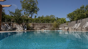 Piscine extérieure, chaises longues