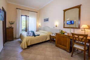 Cobrellits, minibar, caixa forta a l'habitació i escriptori 