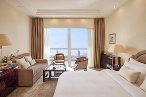 Phòng Suite Executive, quang cảnh biển | Minibar, két bảo mật tại phòng, bàn 