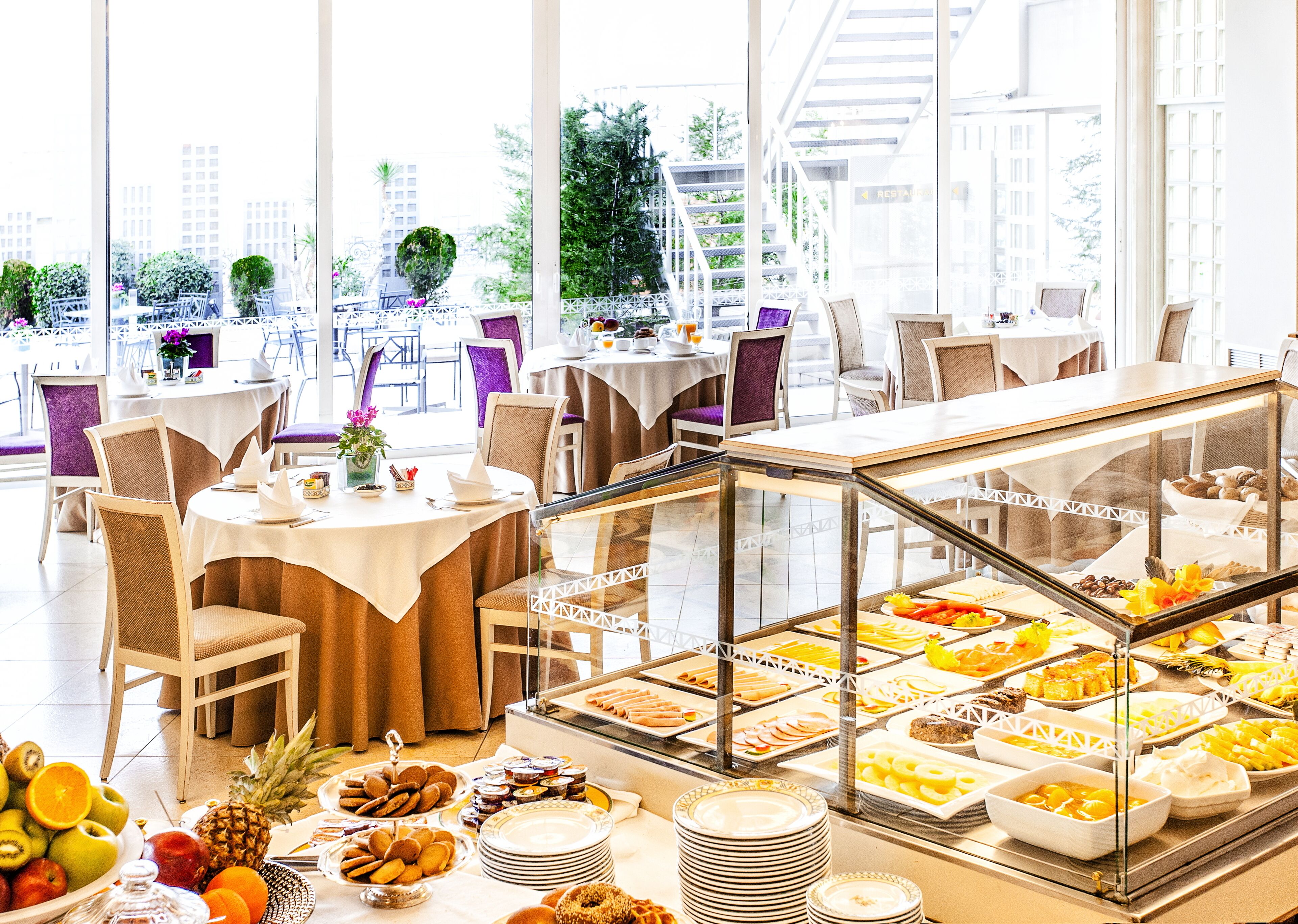 Lunch and dinner served, international cuisine