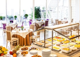 Se sirven almuerzos, cenas y cocina internacional 