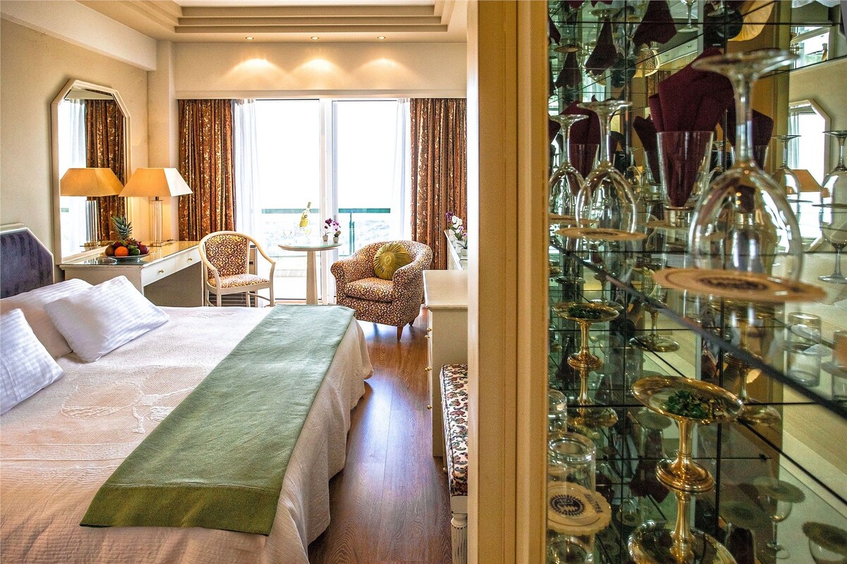 Minibar, in-room safe, desk, WiFi (free)