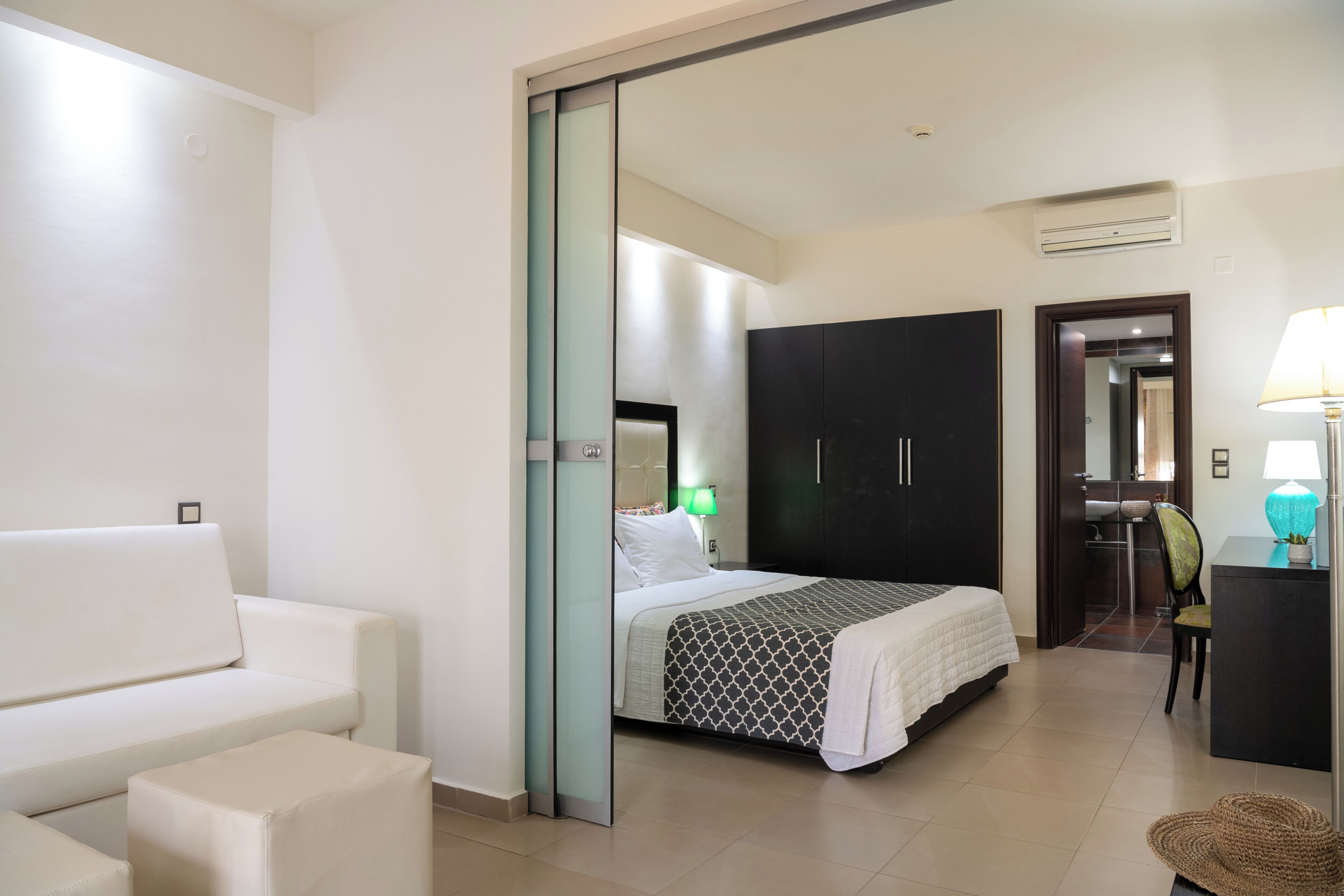 comfort room, 1 king bed, balcony, ground floor | in-room safe, desk, blackout curtains, soundproofing