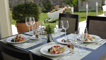 Se sirven desayunos, almuerzos y cenas; junto a la piscina