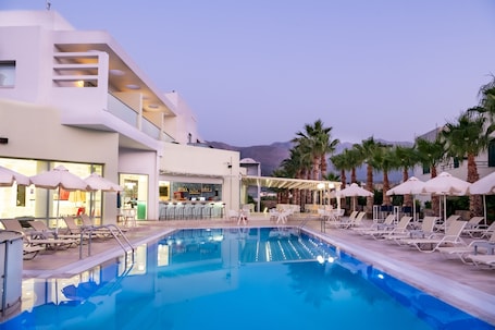 3 Außenpools, geöffnet von 09:00 Uhr bis 19:00 Uhr, Sonnenschirme. Angela Suites Boutique Hotel