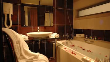 Ducha y bañera combinadas, secador de pelo, albornoces y toallas