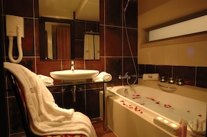 Gabungan pancuran/tab mandi, pengering rambut, jubah mandi 