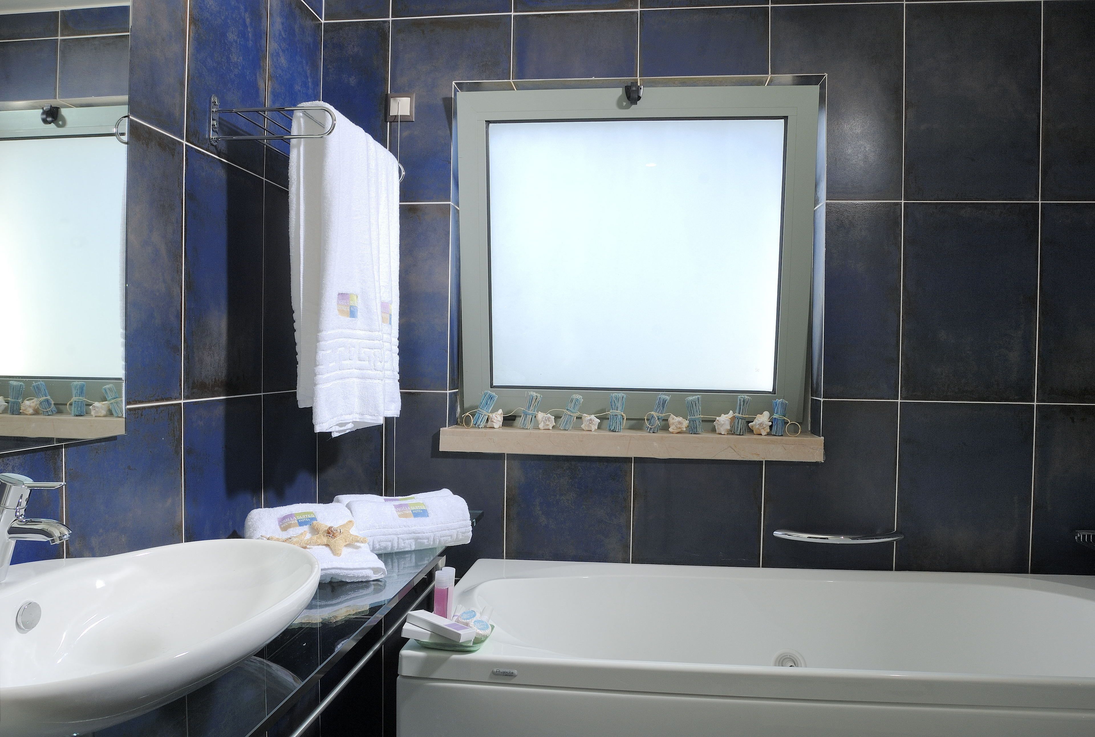 combined shower/bathtub, hair dryer, bathrobes, towels