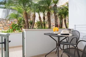 Comfort-Zimmer, 1 King-Bett, Balkon, Erdgeschoss | Terrasse/Patio