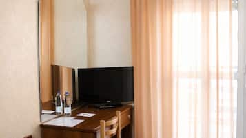 Compact room | Minibar, värdeförvaringsskåp på rummet, skrivbord och gratis barnsängar