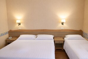 Minibar, caja de seguridad en la habitación y escritorio 