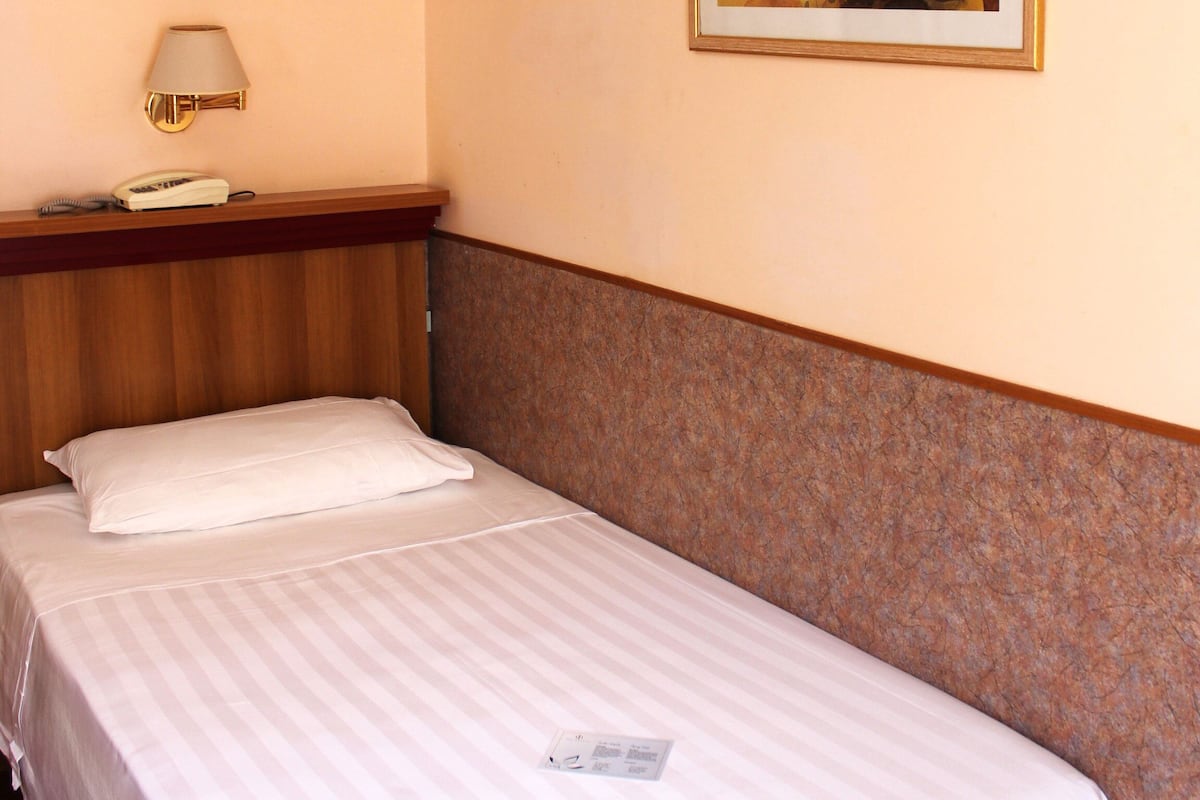 Compact room | Minibar, in-room safe, desk, free cribs/infant beds