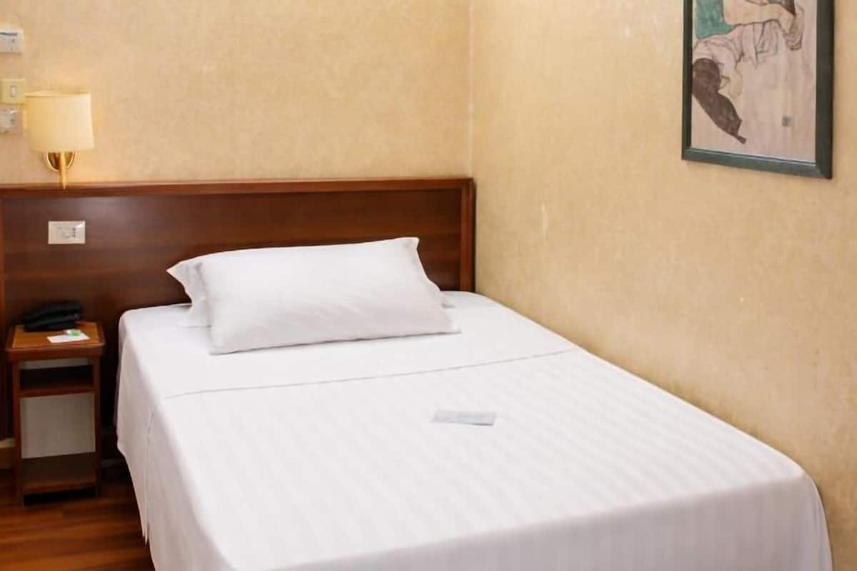 Minibar, caja de seguridad en la habitación y escritorio