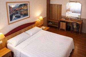 Family room | Minibar, caja fuerte, escritorio y cunas gratuitas