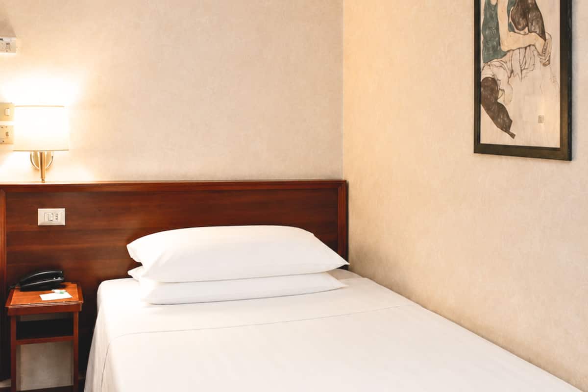 Compact room | Minibar, in-room safe, desk, cribs (free)
