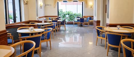 Desayuno buffet (EUR 10 por persona)