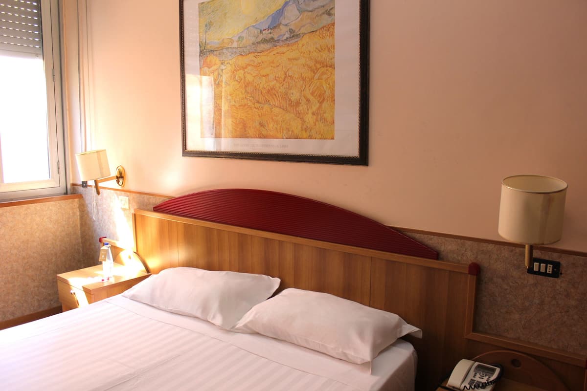 Family room | Minibar, in-room safe, desk, free cribs/infant beds