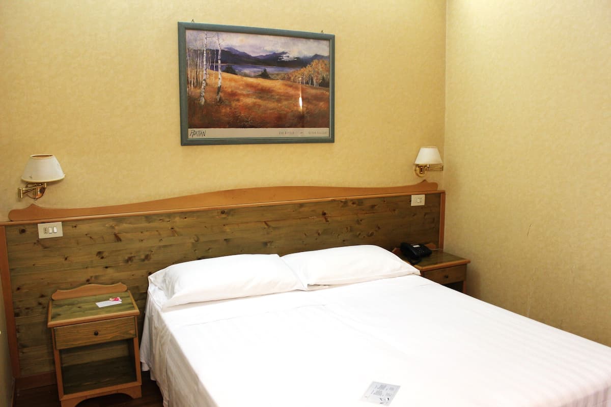 Classic Double Room | Minibar, in-room safe, desk, free cribs/infant beds