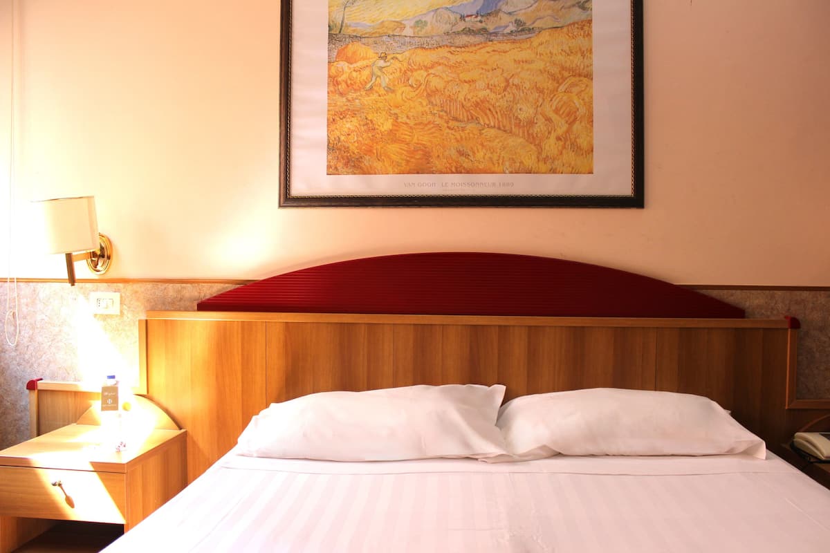 Family room | Minibar, in-room safe, desk, free cribs/infant beds