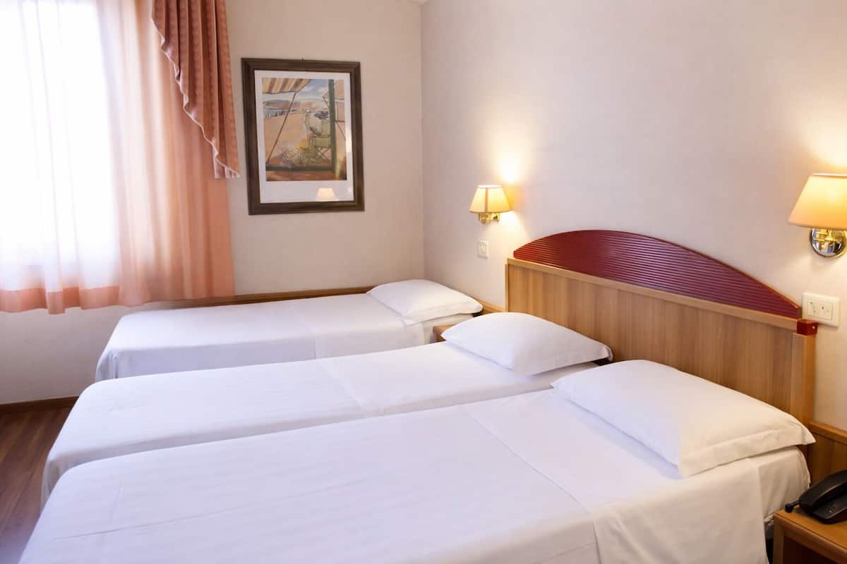 Classic plus room | Minibar, safe på rommet, skrivebord og barnesenger (inkludert)