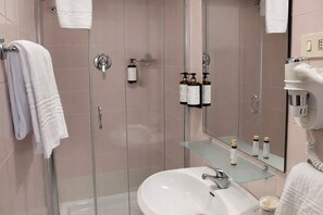 Classic Double Room | Bathroom - Phi Hotel Ambra (Pescara)