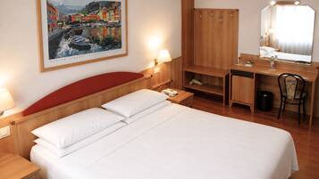 Family room | Minibar, cassaforte in camera, una scrivania