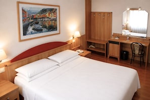 Family room | Minibar, in-room safe, desk, free cots/infant beds - Phi Hotel Ambra (Pescara)