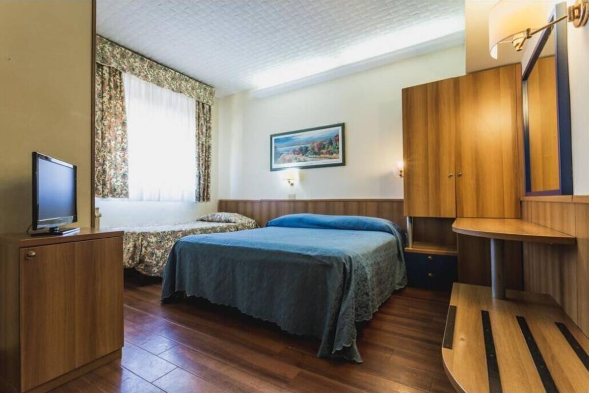Minibar, caja de seguridad en la habitación y escritorio