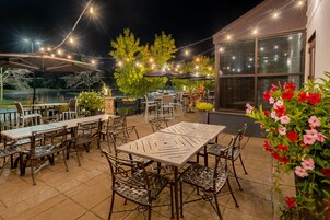 供应早餐、午餐和晚餐，室外就餐