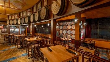 Se sirven desayunos, comidas y cenas con mesas al aire libre