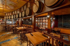 供應早餐、午餐和晚餐，露天餐廳