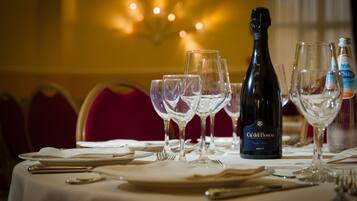 Breakfast, lunch, dinner served; Regional cuisine