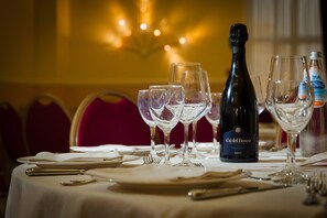 아침 식사, 점심 식사, 저녁 식사 제공, 지역 특선 요리