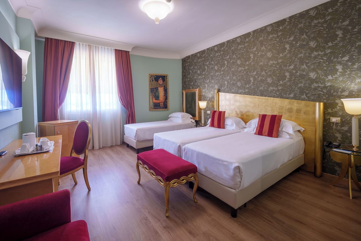 Habitación triple clásica | Ropa de cama de alta calidad, edredón y minibar 