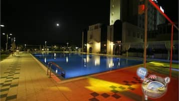 Piscina all'aperto, ombrelloni da piscina, lettini