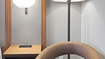 Escritorio, espacio para trabajar con laptop y cortinas blackout
