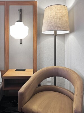 Escritorio, espacio para trabajar con laptop y cortinas blackout 