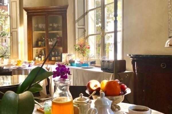 Petit déjeuner buffet (15 EUR par personne)