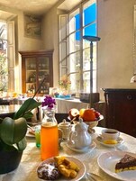 Café da manhã com buffet todos os dias (EUR 15 por pessoa) 