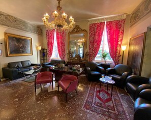 Lobby sitting area - Hotel Verdi Boutique Hotel (Parma)